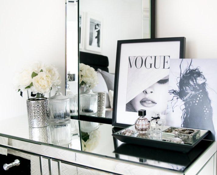 dressing table Chelsea prints